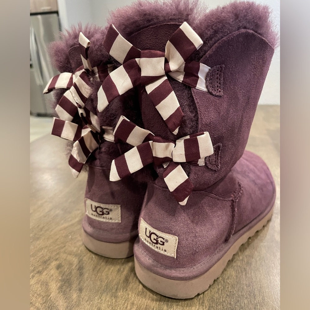 Ugg Bailey Bow II Boots in Purple, Size 6. GUC